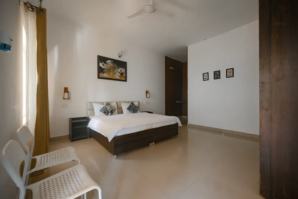 Clean student accommodation at the Adhiroha yoga ashram — photo 4
