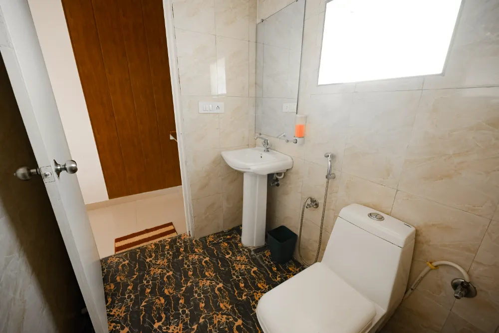 Clean student accommodation at the Adhiroha yoga ashram — photo 115