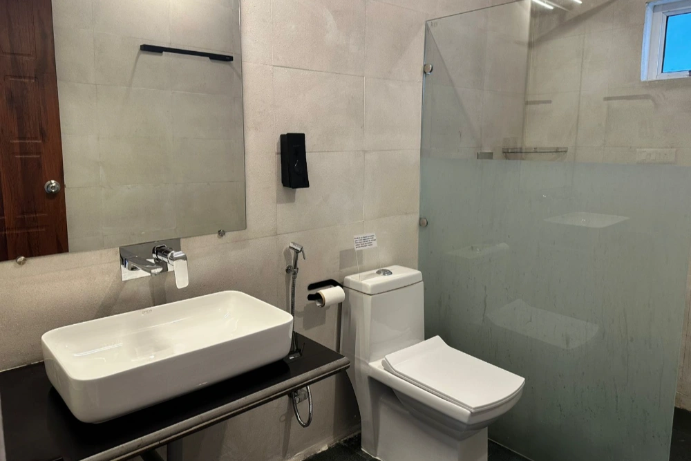 Clean student accommodation at the Adhiroha yoga ashram — photo 31