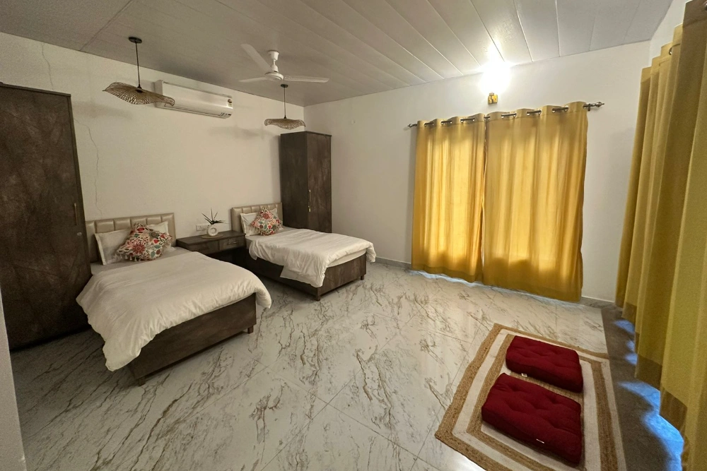Clean student accommodation at the Adhiroha yoga ashram — photo 40