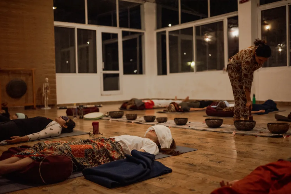 Sound healing session with Tibetan bowls at Adhiroha, Rishikesh — photo 8