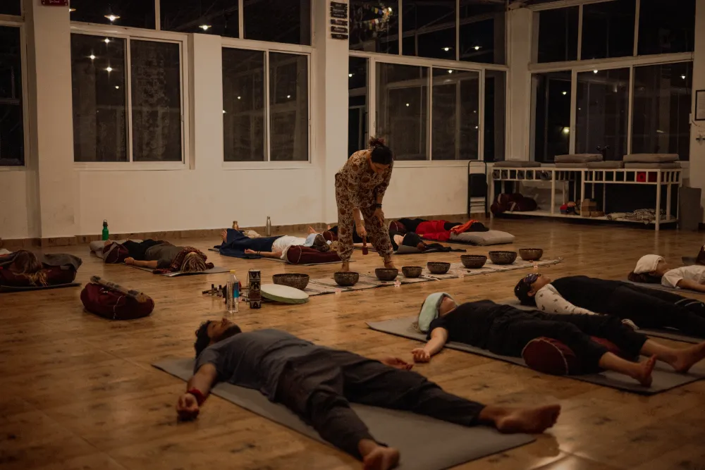 Sound healing session with Tibetan bowls at Adhiroha, Rishikesh — photo 17
