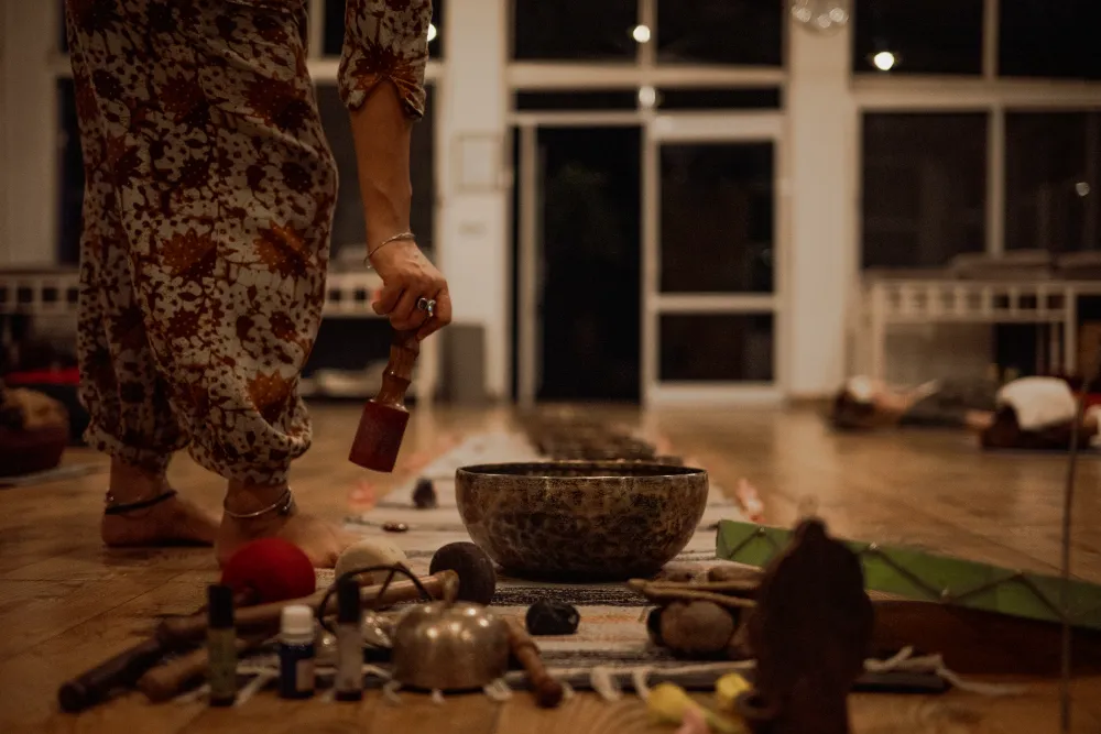 Sound healing session with Tibetan bowls at Adhiroha, Rishikesh — photo 26