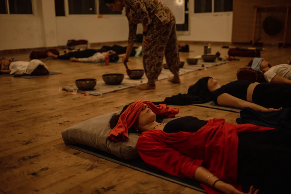Sound healing session with Tibetan bowls at Adhiroha, Rishikesh — photo 35