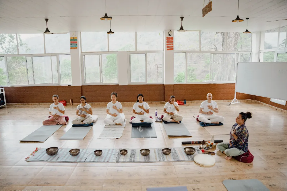 Sound healing session with Tibetan bowls at Adhiroha, Rishikesh — photo 80