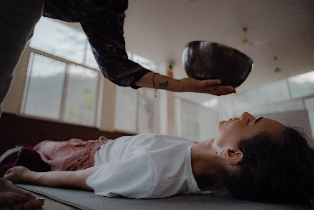 Sound healing session with Tibetan bowls at Adhiroha, Rishikesh — photo 97