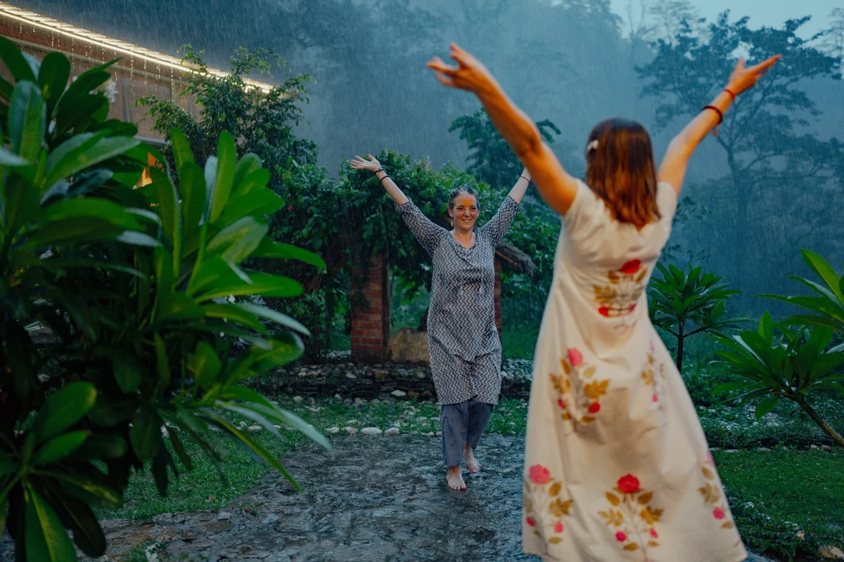 Joyful guests in the garden during the 6 days divine retreat in Rishikesh