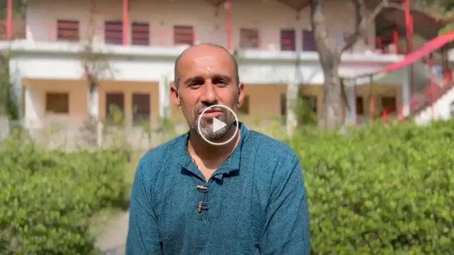 A graduate of the Adhiroha yoga teacher training in Rishikesh